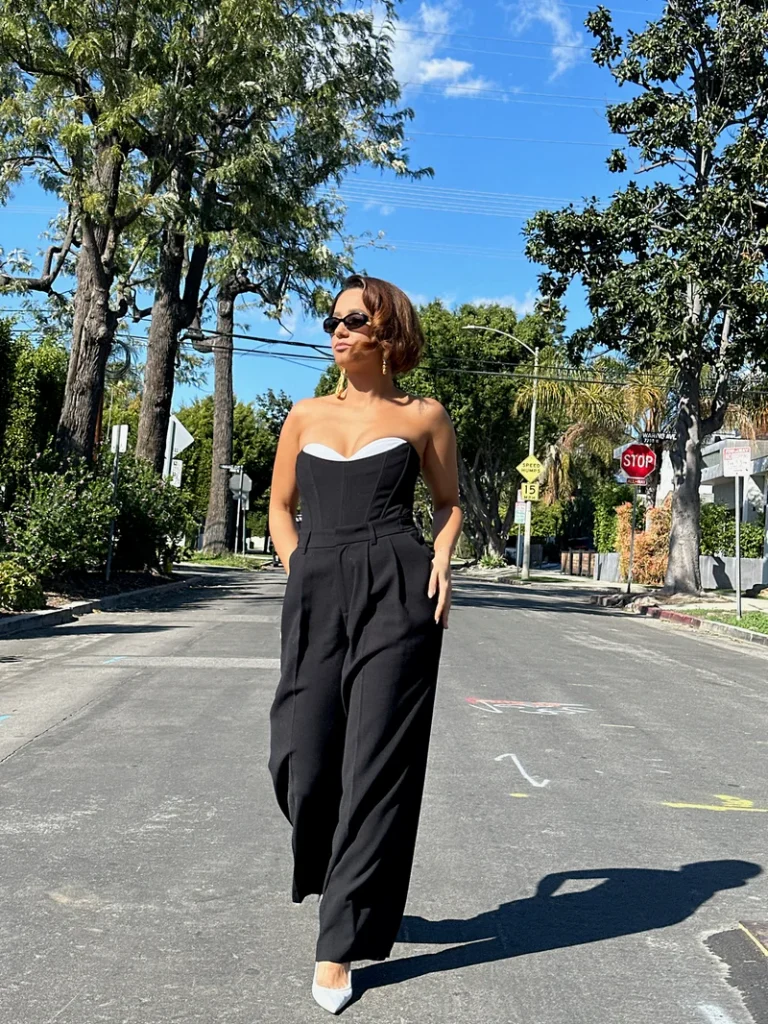 Femme en pantalons noirs chic
