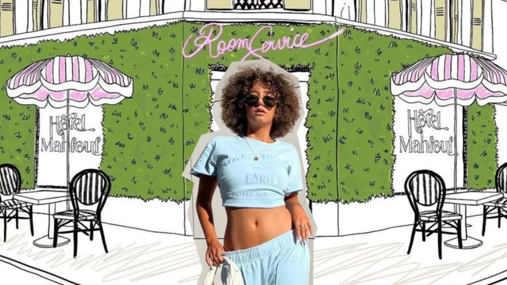 Lea situations devant la photo de son bâtiment dessiné