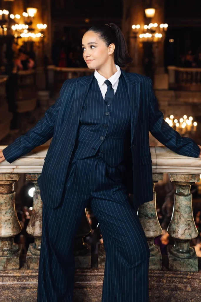 Femme en costume bleu à rayures