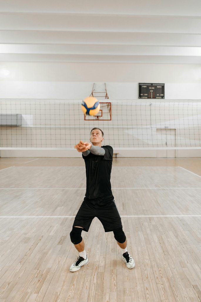 Homme jouant au volley ball en manchette